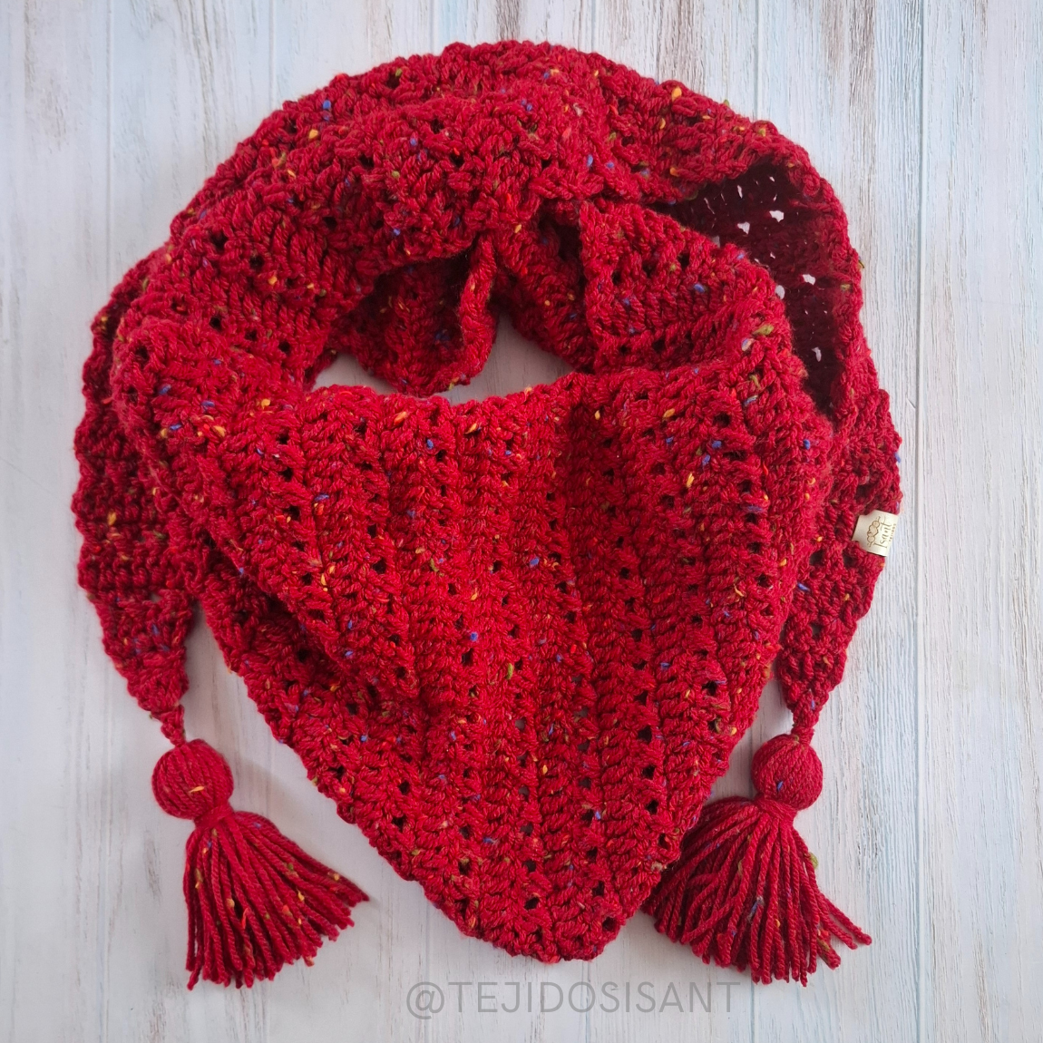 Pañoleta roja con pintas de colores
