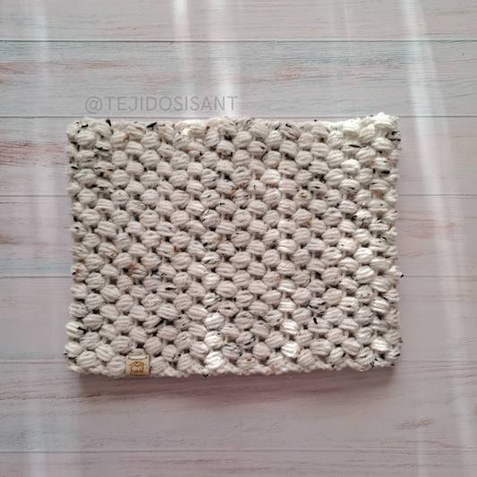 Cuello Blanco con pintas negras